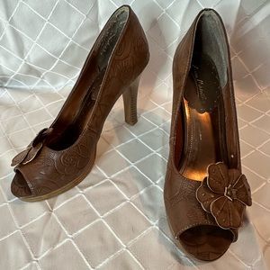 Anne Michelle Faux Tooled Leather Peep Toe Pumps, size 8.5.